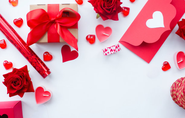 情人节。平铺安排红色手工毡心和礼品盒在白色背景。副本的空间。图片下载