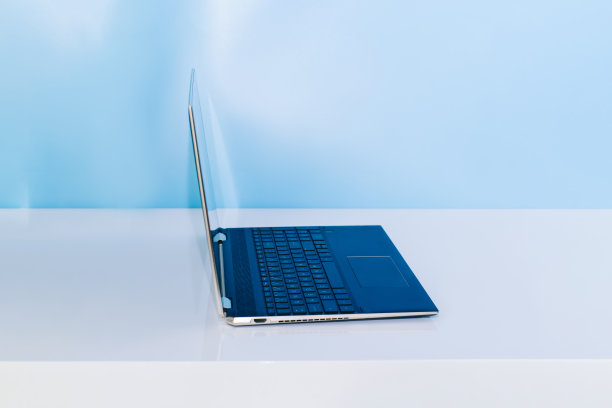 电脑放在蓝色背景的桌子上。数字化转型和变革管理。自动化，工业业务流程优化。保护个人资料及私隐免受网络攻击及黑客攻击。图片下载