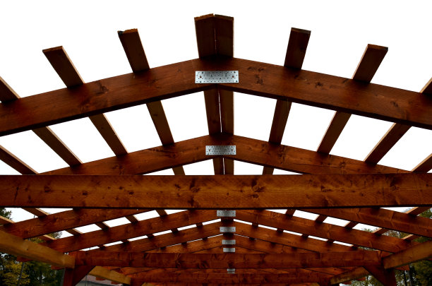 在花园里搭凉棚。细长的建筑已经有了屋顶，缺少了屋顶瓦，覆盖着玻璃或聚碳酸酯有机玻璃。水平木工图片下载