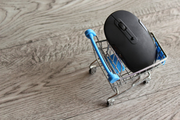 电脑鼠标在购物车内的木桌与复制空间。图片下载