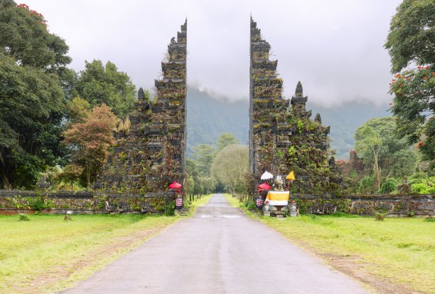 汉达拉门——印度尼西亚巴厘岛上著名的巴厘岛建筑和精神景点。巴厘岛的雨季。雨后;山上有雾。图片下载