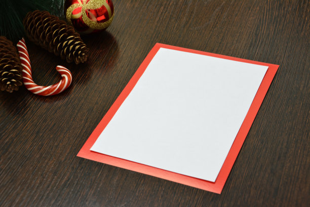 圣诞书信孤立在木制背景与松枝和糖果图片下载