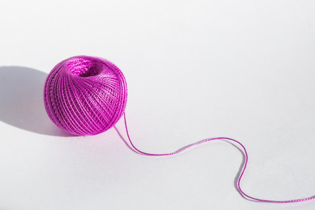 紫色皇后线。把编织当作爱好。白色背景。最小的风格。图片下载