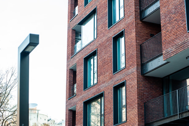 天空背景上的住宅建筑。外图片下载