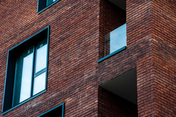 天空背景上的住宅建筑。外图片下载