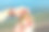 海边，女人手里拿着刚捕到的螃蟹图片下载