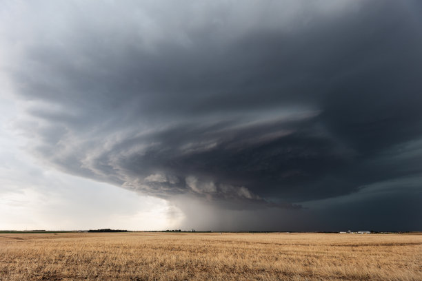 超级单体雷暴形成的黑色风暴云图片下载