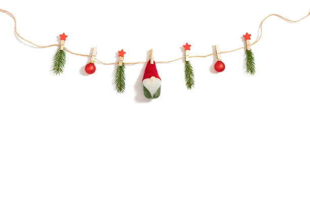 圣诞花环上的绳子与杉木树枝，小玩意儿和圣诞老人孤立在一个白色的背景。有文字空间的节日贺卡。图片下载