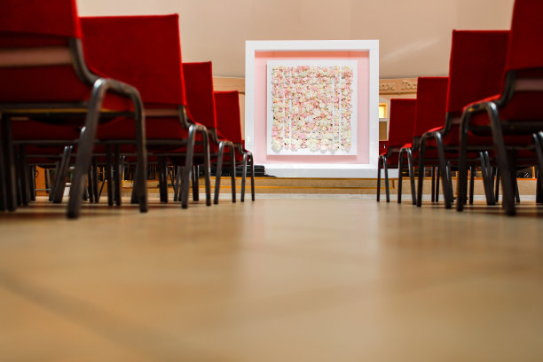 大厅和空旷的舞台，多排红色的椅子和喜庆的天鹅绒舞台图片下载