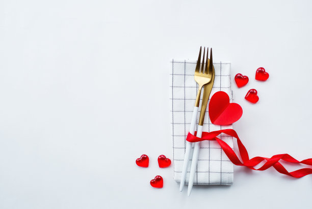 情人节。一套白底金的餐具。到2月14日，作品集有更多的图片。图片下载