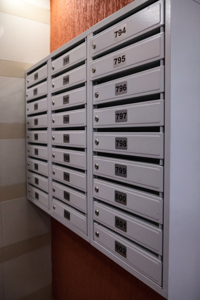 现代住宅公寓中一排排编号邮箱的背景视图。白色邮箱的背景，公寓住宅的新建筑。城市对应概念。复制文本空间图片下载