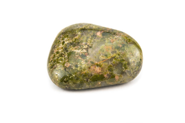 一种有抛光的绿色边缘的天然矿物图片下载