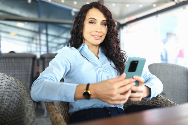 奢华的女人坐在餐厅的椅子上图片下载