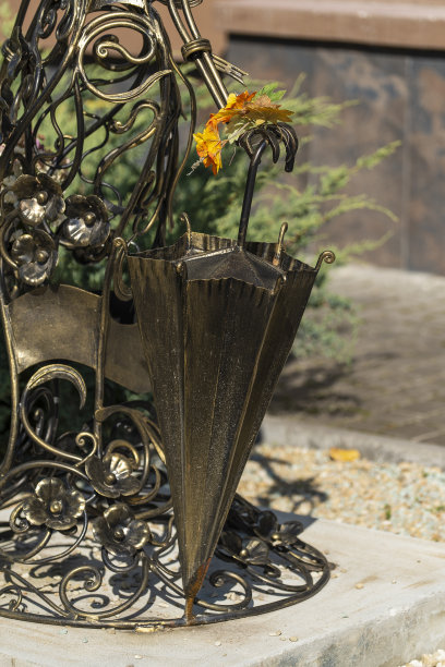 一个女性手拿伞在街上的细节雕塑，特写图片下载