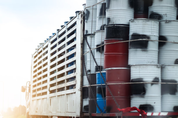 运输危险化学品的卡车在路上行驶图片下载