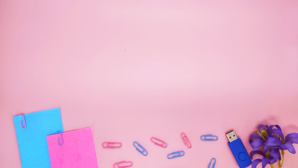 粉色背景与乙烯基回形针图片下载