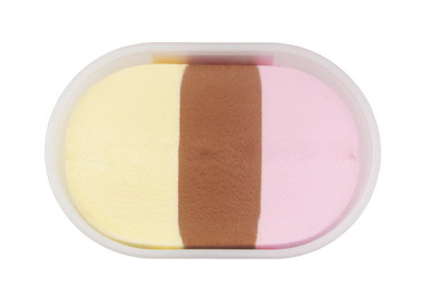 那不勒斯冰淇淋-草莓，巧克力，香草在塑料容器分离图片下载