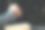 基督徒生命危机时向神祷告。女人祈求上帝的祝福，希望有一个更好的生活。女人用手拿着圣经向上帝祈祷。祈求宽恕，相信善良。图片下载