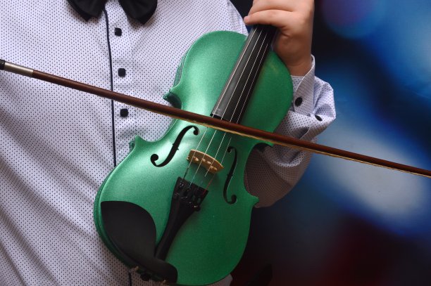 带着小提琴的孩子图片下载