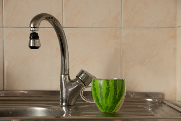 乌克兰一间公寓的厨房水槽上放着一个刻有西瓜图案的杯子，赫尔森解放，乌克兰战争图片下载