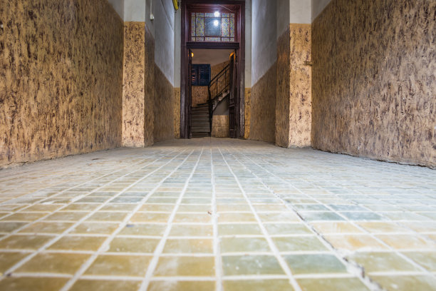 有楼梯的旧入口。在利沃夫古老的以前和历史的入口与历史的楼梯图片下载