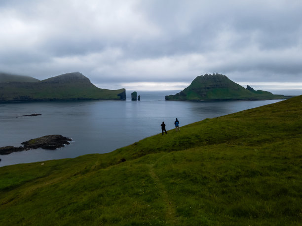 美丽的drangarir鸟瞰图，法罗群岛Tindholmur岛之间的海柱图片下载