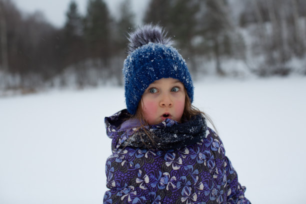 一个女孩在冬天散步图片下载