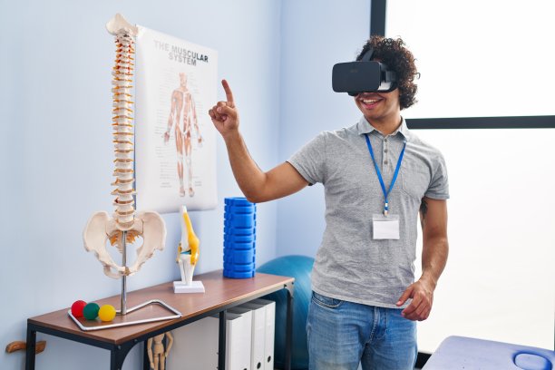年轻的西班牙人理疗师在康复诊所使用虚拟现实眼镜图片下载