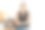 年轻的拉丁妇女微笑着，自信地站在办公室，双臂交叉图片下载
