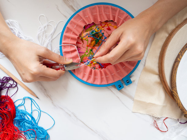 设计师手工刺绣工艺爱好织物纺织质地手工时尚切割线心灵健康心理精神艺术疗法治愈插画设计图案手工艺精选重点图片下载