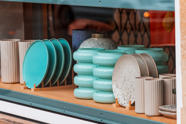商店柜台上的餐具和陶瓷餐具图片下载