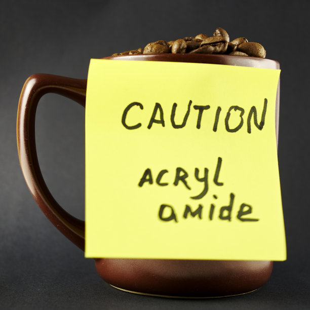 一个装有烘焙咖啡豆的杯子，杯子上有一个黄色的标签，警告里面含有丙烯酰胺图片下载
