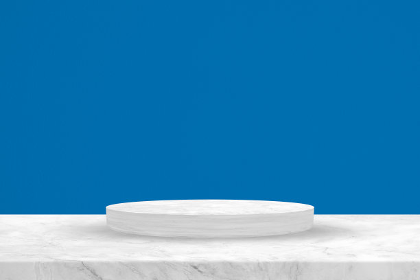 白色大理石圆柱裙台与法国蓝色混凝土墙纹理背景，适合产品展示背景，展示，和模拟。图片下载