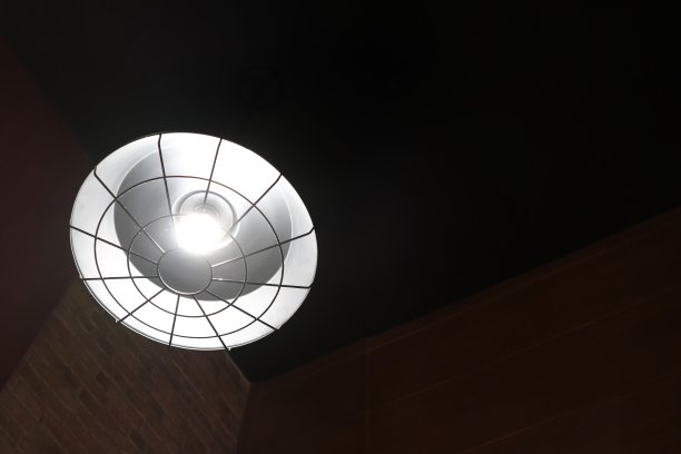 仓库里的老式金属灯。图片下载