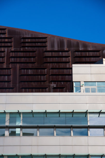 现代建筑的立面。玻璃、金属、反射、设计、对称、现代建筑。图片下载