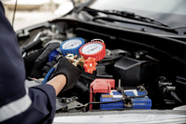 用测量管形表检查制冷剂和充入汽车空调进行固定，并检查维修服务支持维护和汽车保险。图片下载