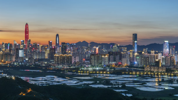 日落时中国深圳的天际线全景图。从香港边境看图片下载
