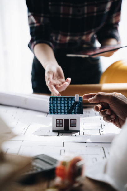 自信的工程师团队在建筑师工作室一起工作。图片下载