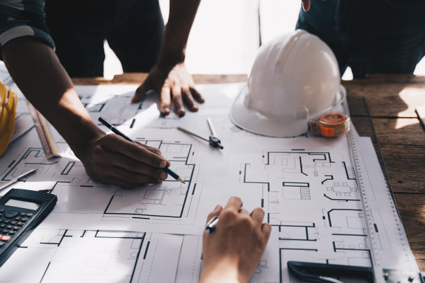 建筑师概念，建筑师在办公室用蓝图工作，Vintage Effect图片下载