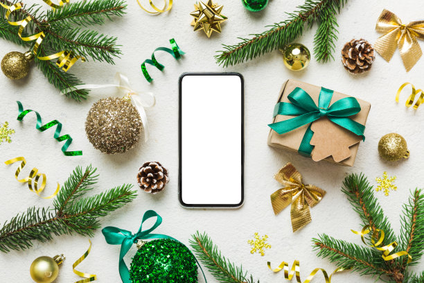 数字手机模拟与乡村圣诞装饰的应用程序演示顶视图与空白空间为您设计。圣诞网购概念。彩色背景上有复制空间的写字板图片下载