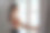 年轻美丽的女士呼吸和平冥想普拉提瑜伽放松看窗外图片下载