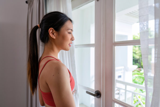 年轻美丽的女士呼吸和平冥想普拉提瑜伽放松看窗外图片下载
