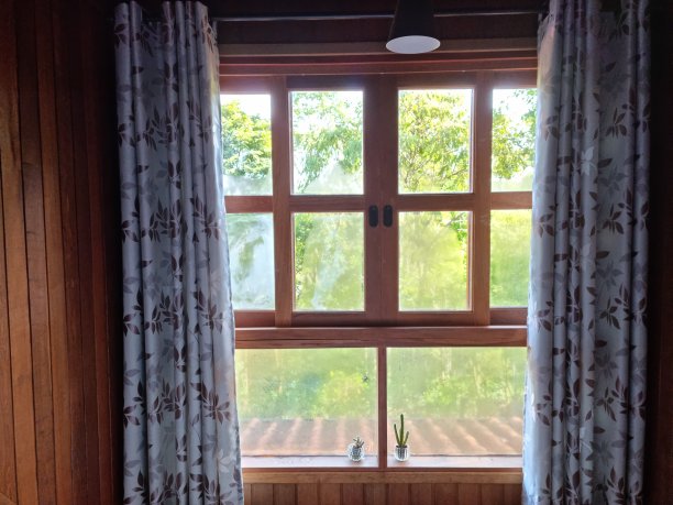 早晨透过小屋的窗户往外看图片下载