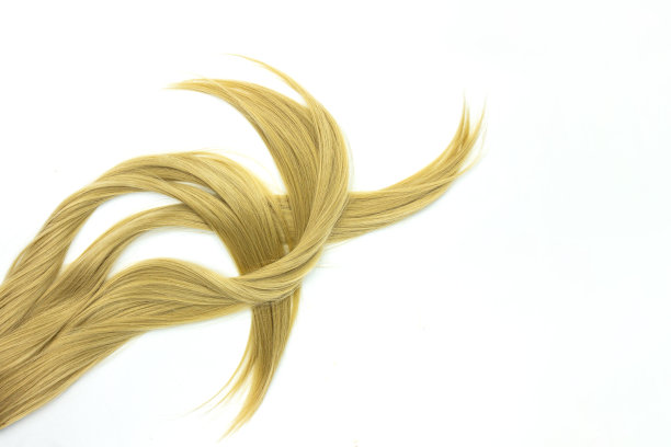 白色背景下的金色波浪发。白色背景上的金色波浪发锁，俯视图。图片下载