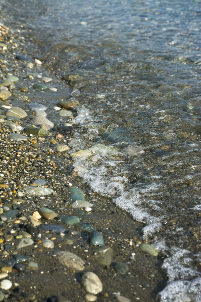 沙滩上的鹅卵石图片下载