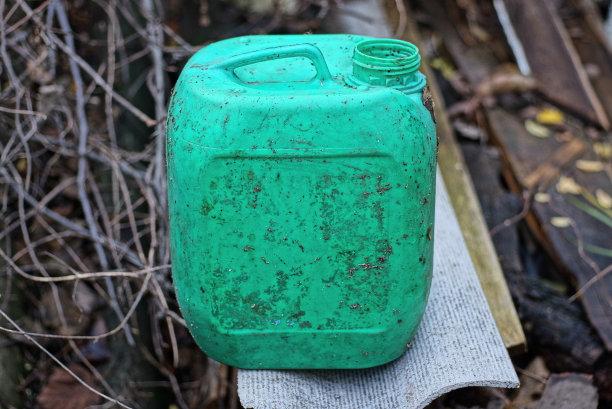 一个又旧又脏的塑料罐里的垃圾图片下载