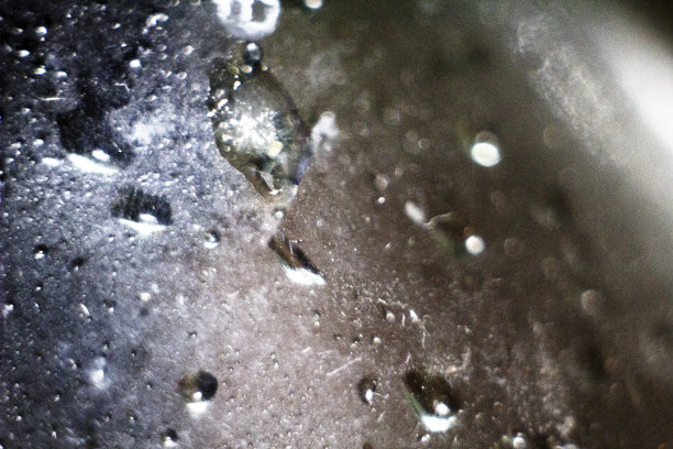 抽象艺术瓶玻璃滴图片下载