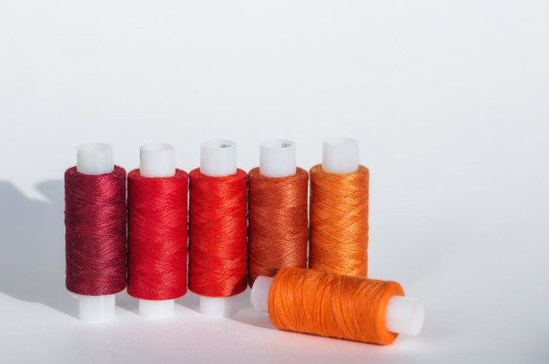 定制工作场所与彩色螺纹线圈。以缝纫为爱好。白色背景俯视图。最小的风格。图片下载