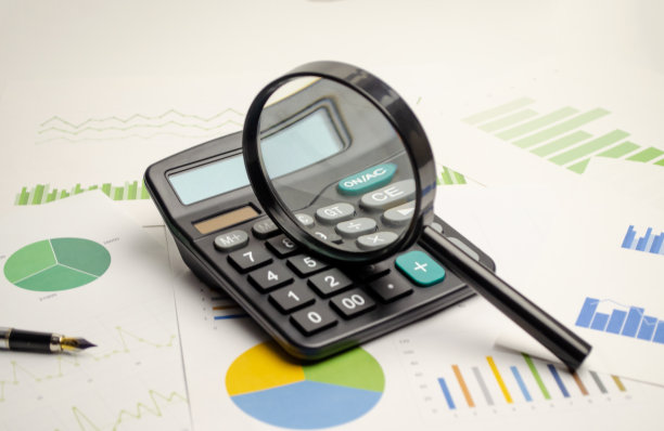 用放大镜看计算器图片下载