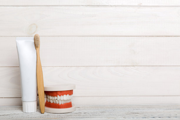 漱口水和其他口腔卫生产品彩色桌面视图与复制空间。平的。口腔卫生。口腔护理包。牙医的概念图片下载